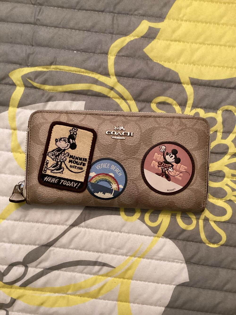 Limited Edition Disney x Coach Accordion Zip Wallet Minnie Mouse Patches F29380